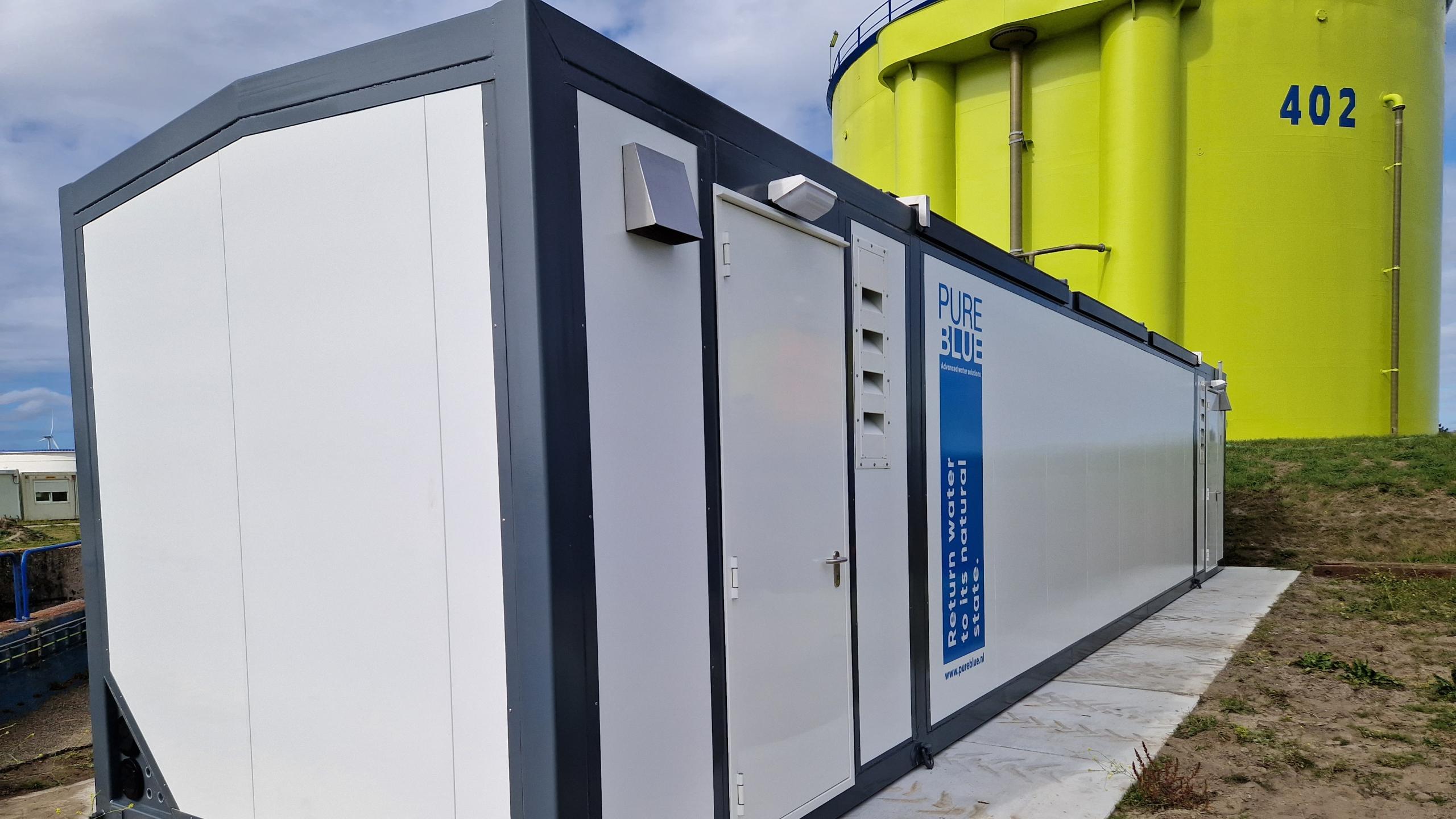 Plaatsing van de HydroForce, de laatste zuiveringsstap als onderdeel van de MicroPack Generation voor vakantiepark Olmenveld