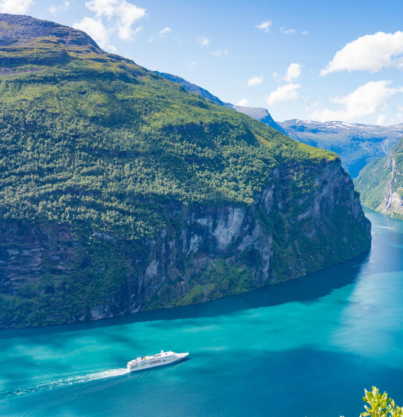 Een cruiseschip wat op een rivier vaart. De afbeelding representeert onze oplossingen voor afvalwaterzuivering op schepen. 