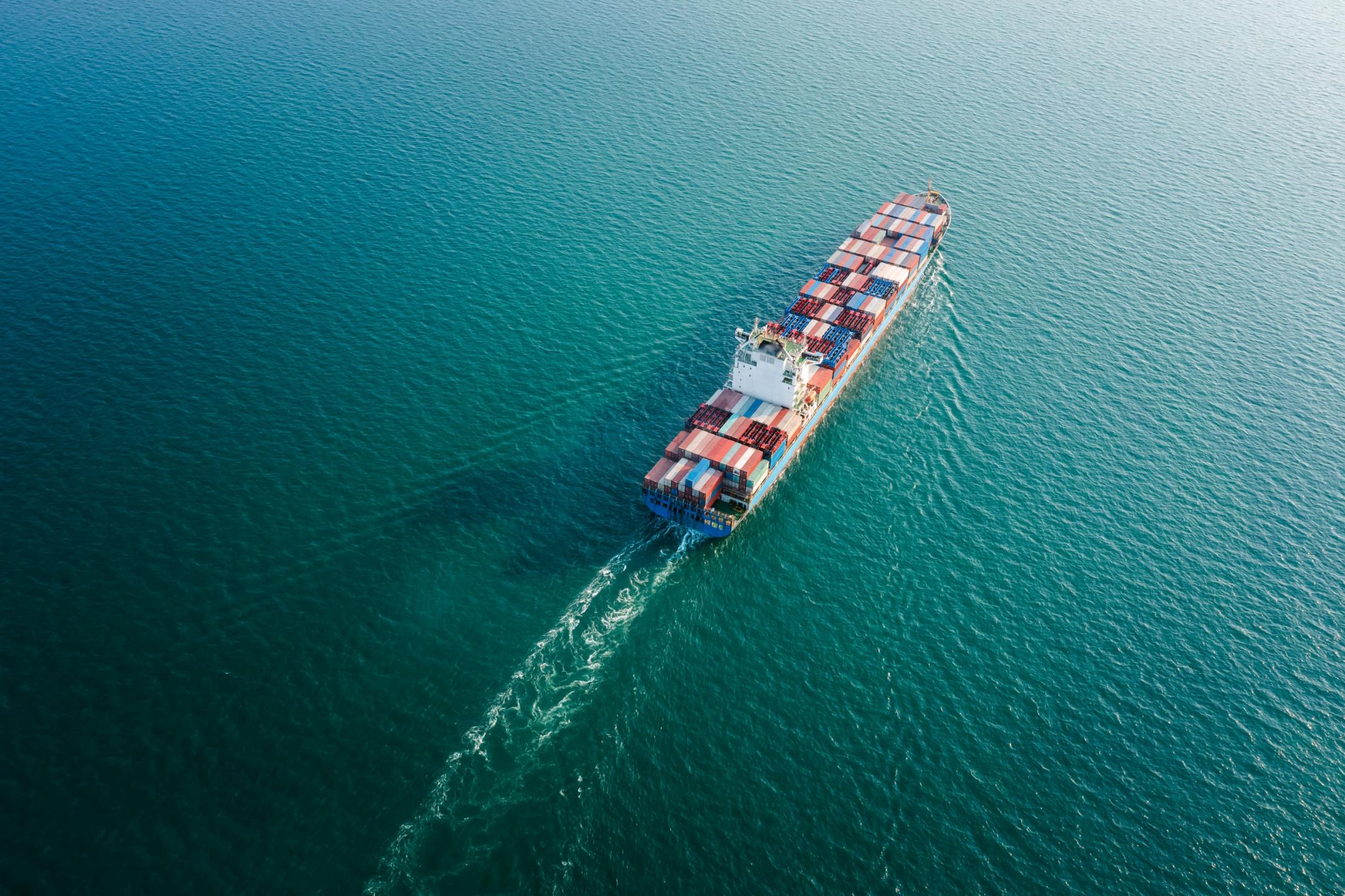Een binnenvaartschip op de open zee, representatief voor onze oplossingen voor de scheepvaart.