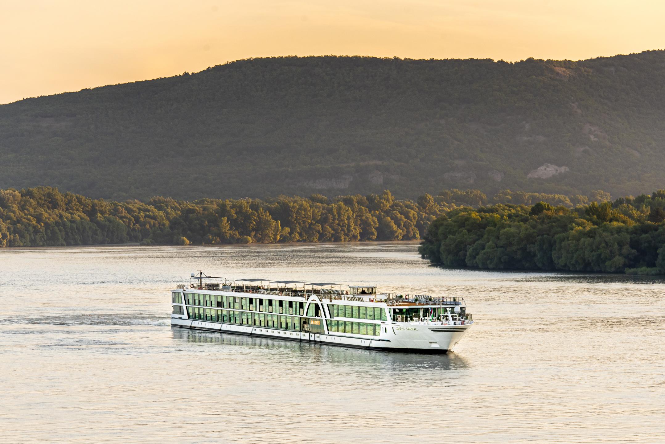 Een cruiseschip wat op een rivier vaart. De afbeelding representeert onze oplossingen voor afvalwaterzuivering op schepen. 