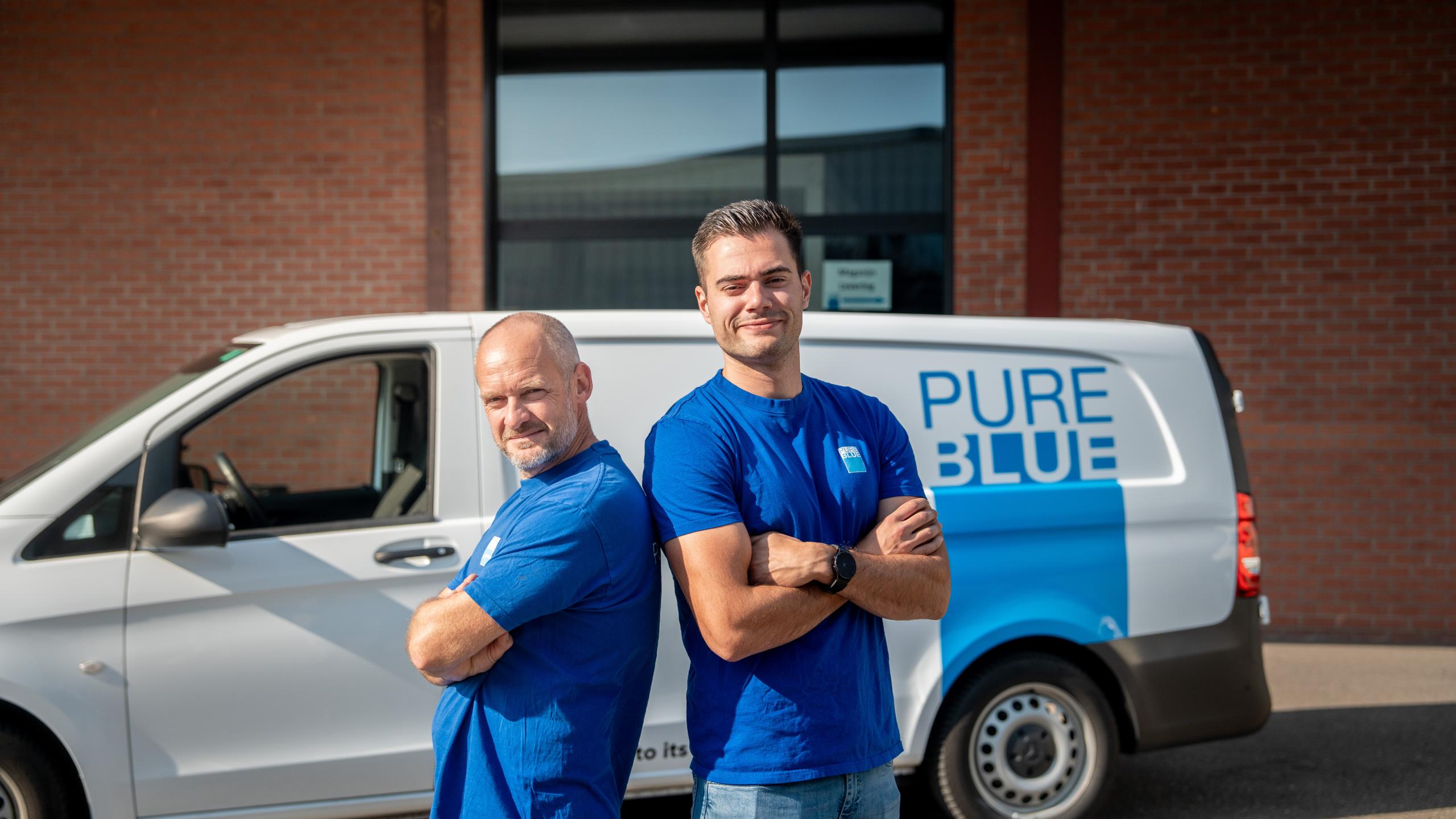 Impressie van werken bij PureBlue, waar de engineers in een container aan het werk zijn